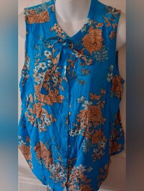 Torrid - Women's Blue Lightweight Floral Sleeveless Plus Size Blouse. Size 0